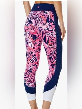 Lilly Pulitzer Weekender Mid Rise Leggings in the "Flirty Fins" print. Small